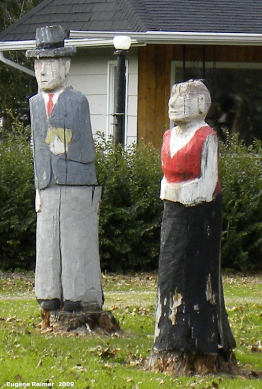 IMG 2009-Oct18 at NeuBergthal:  garden-gnome pair carved from dead tree-trunks closer