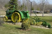 John-Deere-model-D: on steel with plow