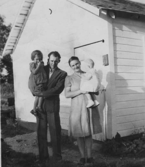 IMG 2006-Jun11 at  h2 Photos collected for the K P L Reimer gathering:  KPL6 03 UncleHenry+AuntTina+Mildred+Doris 1948 from:mildred