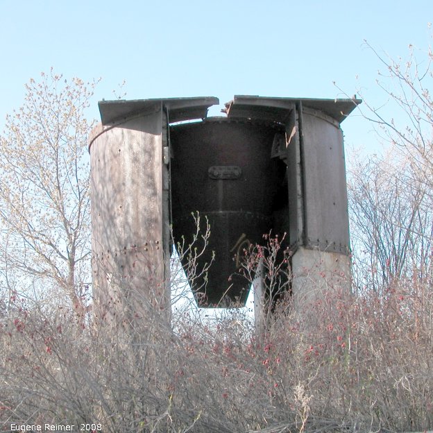 IMG 2008-May17 at S of Lundar:&nbsp; crushed-rock-bin hopper-part brightened