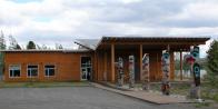 totem-poles+building: at visitor-centre in Teslin