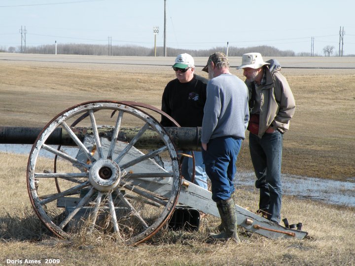 IMG 2009-Apr25 at Westbourne MB:&nbsp; large gun with Johann Dyck + Will Milne + me