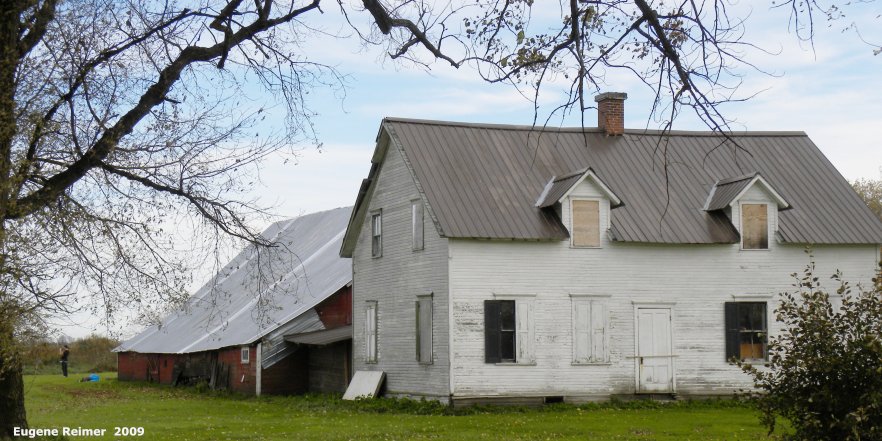 IMG 2009-Oct18 at NeuBergthal:&nbsp; housebarn Peter Klippenstein from main-street ie from west