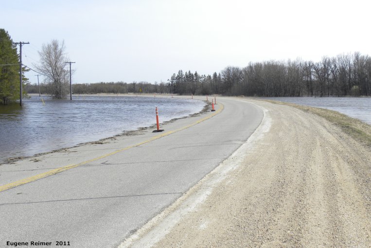 IMG 2011-Apr29 at St-Mary's Rd and SE-Winnipeg or East side of Red River:&nbsp; flood water onto one lane of St-Marys Rd