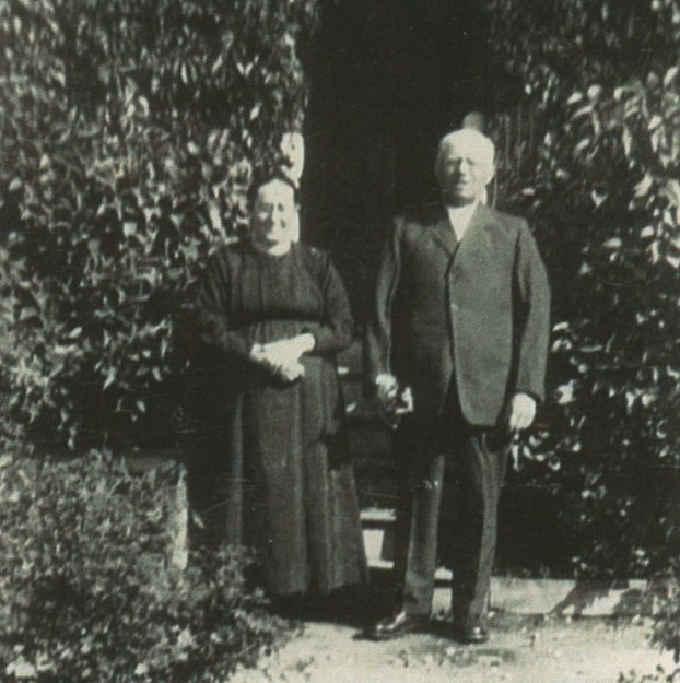 IMG 1927:  Aunt Helen PRPenner-family photos 1927 Grandparents AnnaKLoewen+PeterRPenner c1927
